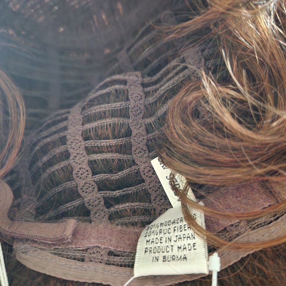 Joan Collins wig - Picture 5 of 5